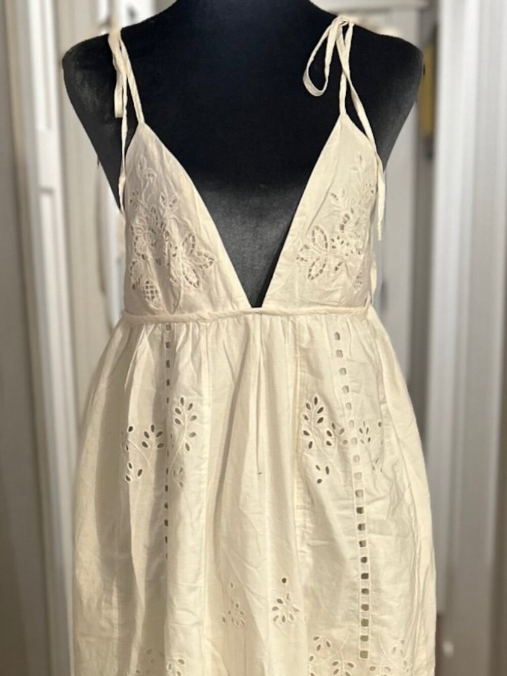 FREE PEOPLE  WHITE DRESS NWT SIZE SMALL